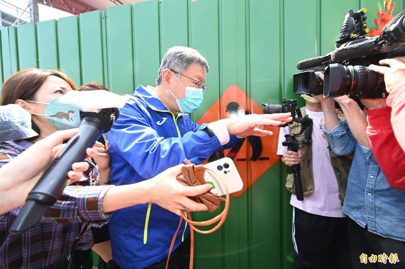 台北捷運新埔站電扶梯於3月11日晚間發生嚴重事故，導致扶梯上30名乘客摔成一團，造成4人受傷，台北市長柯文哲表示，已「唸」過北捷，發生問題均應公開透明面對，於意外發生後幾個鐘頭內應就會有初步調查結果，就須對外公布，而非等到數月後詳細報告出爐才說明。（記者田裕華攝）