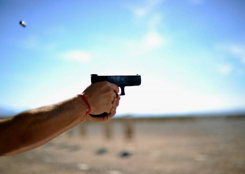 美国3岁男童拿到枪枝后不慎射杀母亲。开枪示意图。（法新社）(photo:LTN)
