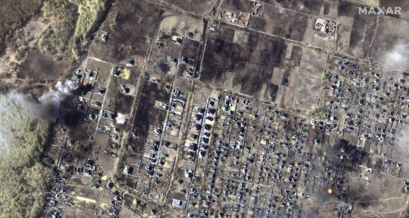 基輔市西北方的村落遭到轟炸，村落西北側有大量建築毀損。（歐新社）