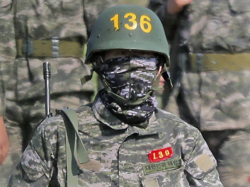 南韓國防部發言人夫承燦（Boo Seung Chan）今天表示，將向烏克蘭提供非致命性物資；南韓國防部官員透露，這些物資包含防彈頭盔、帳篷、床罩、軍用食品以及急救藥品等。示意圖。（美聯社）