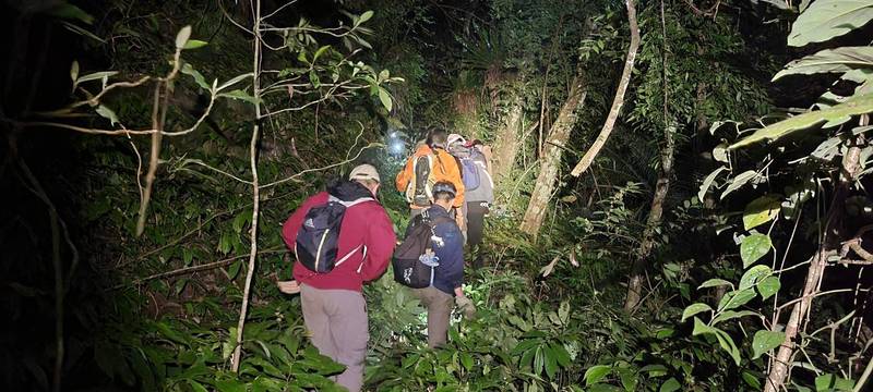 花蓮13大學生爬秀林鄉沙婆礑山迷航，冷靜原地待援獲救。（吉安警分局提供）