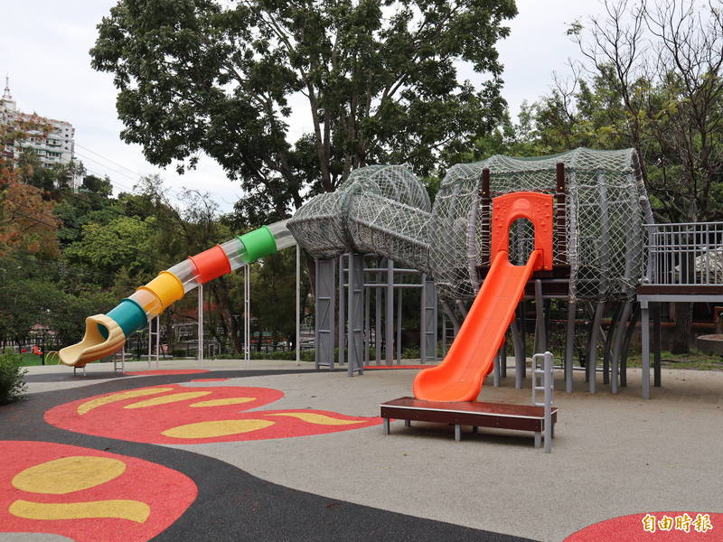 豐原中正公園今年初剛啟用的溜滑梯易產生靜電，致許多大人小孩被電得哇哇叫。（記者歐素美攝）