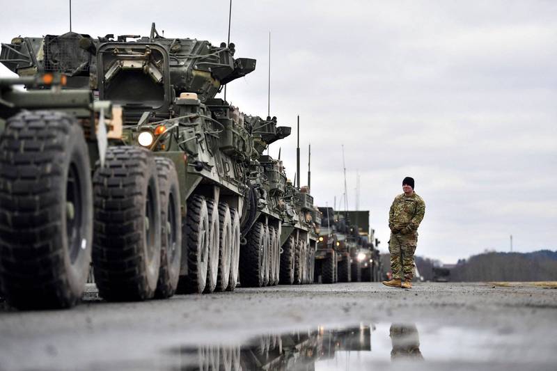 目前駐歐美軍已有10萬人，《美聯社》報導指出，若烏俄戰事持續延燒，駐歐美軍可能達到冷戰後新高，取決於普廷要「走多遠」。（路透）