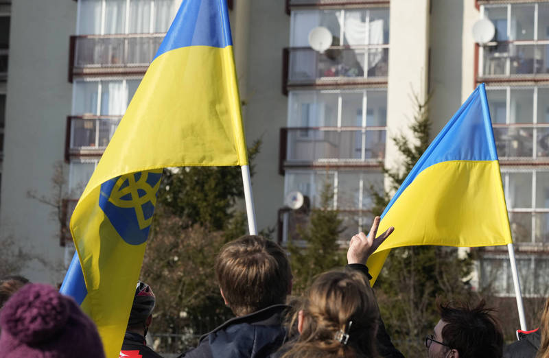俄羅斯主張烏克蘭需國家中立化，烏克蘭則希望得到安全保證。圖為抗議者在俄羅斯駐波蘭華沙大使館外高舉烏克蘭國籍，抗議俄國侵略烏克蘭。（美聯社）