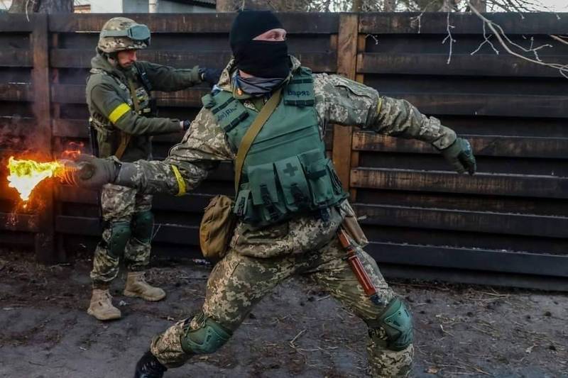 英国防部指出，面对乌克兰的强烈抵御，俄军恐无法再拿下更多乌国的领土，图为乌克兰国土防卫部队士兵投掷汽油弹。（图撷取自Генеральний штаб ЗСУ / General Staff of the Armed Forces of Ukraine官方脸书）(photo:LTN)