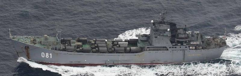 4艘俄军战车登陆舰16日通过日本津轻海崃，其中一艘舰上载运了军用车辆。（取自统合幕僚监部）(photo:LTN)