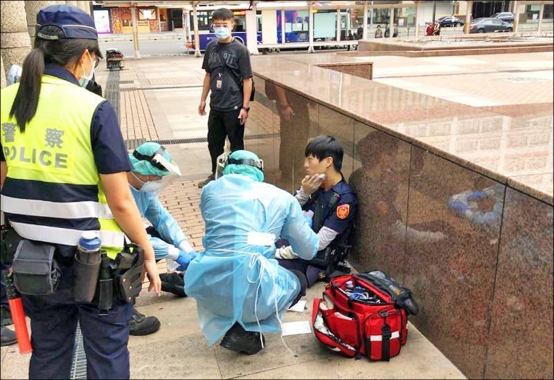 1名街友去年在台北車站南廣場未戴口罩逛大街，警察前往勸導並開罰，余男竟掏出開山刀揮砍，割傷邱姓員警的頸部。（資料照）