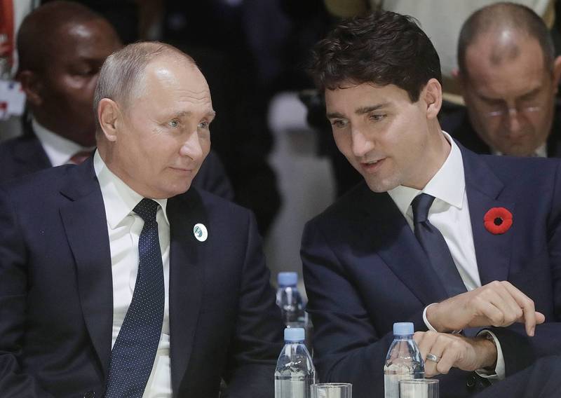 俄羅斯週二宣布，對包含加拿大總理杜魯道（圖右）在內的300多名官員及政要進行制裁。圖為俄羅斯總統普廷（圖左）及加拿大總理杜魯道。（美聯社）