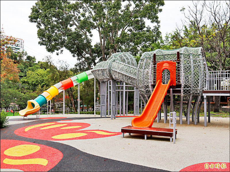 豐原中正公園今年初剛啟用的溜滑梯易產生靜電，致許多大人小孩被電得哇哇叫。（記者歐素美攝）