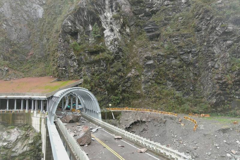 中橫便道17k+200德基路段的橋梁，二月時因巨石崩落受損。（公路總局提供）