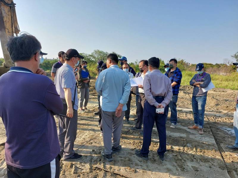 南市府日前獲報歸仁區農地遭非法傾倒營建剩餘土石方，隨即由農業局邀集相關單位辦理聯合稽查。（圖由南市府提供）