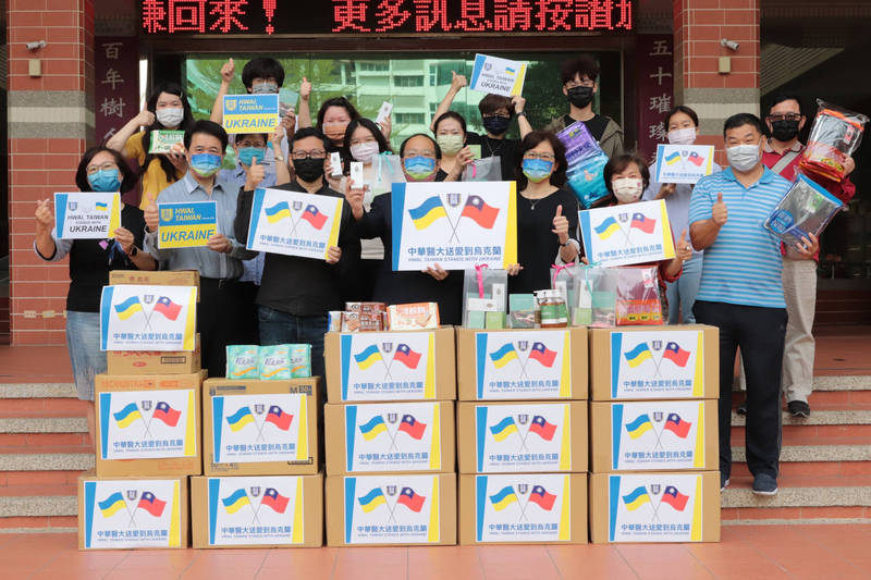 響應義賣送愛烏克蘭,中華醫事科技大學7天募得10萬元,代購為發熱衣、餅乾、奶粉、尿布等日用品物資,援助烏克蘭。(中華醫事科大提供) 響應義賣送愛烏克蘭,中華醫事科技大學7天募得10萬元,代購為發熱衣、餅乾、奶粉、尿布等日用品物資,援助烏克蘭。(中華醫事科大提供)