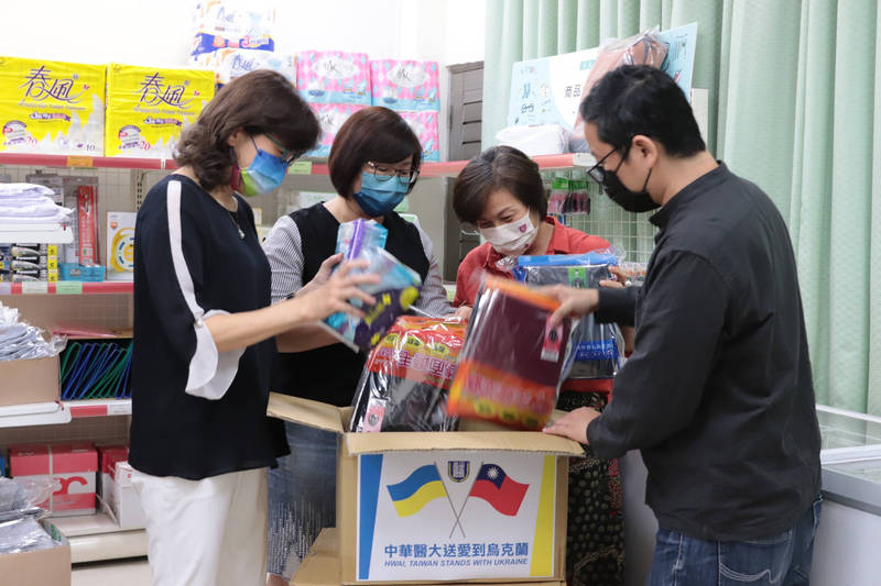 中華醫事科大代購發熱衣、餅乾、奶粉、尿布等日用品,今打包快遞寄送外交部,援助烏克蘭,希望用行動展現愛無國界。 (中華醫事科大提供) 中華醫事科大代購發熱衣、餅乾、奶粉、尿布等日用品,今打包快遞寄送外交部,援助烏克蘭,希望用行動展現愛無國界。 (中華醫事科大提供)