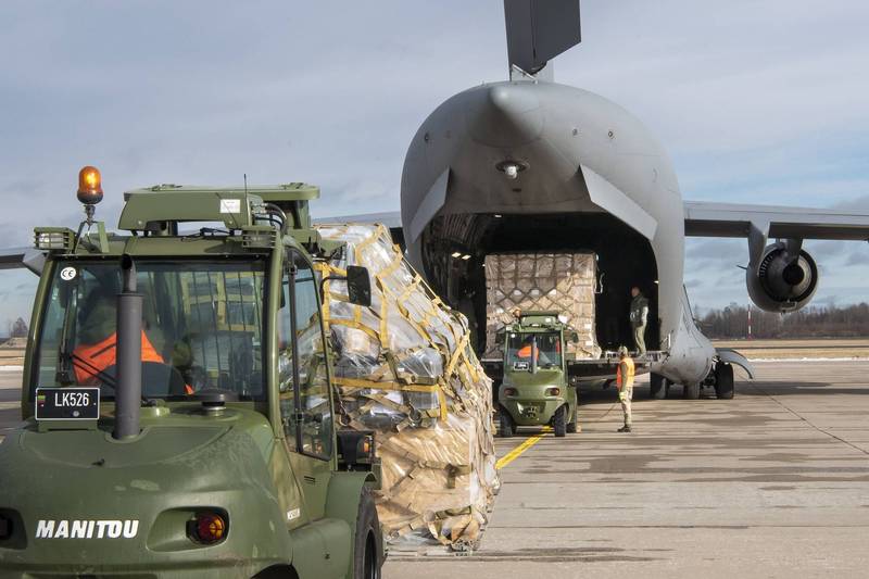 俄乌大战提振欧洲国家对美制军火的需求。图为2月12日开战前立陶宛将美制的刺针防空飞弹送上运输机准备送交乌克兰。（美联社）(photo:LTN)
