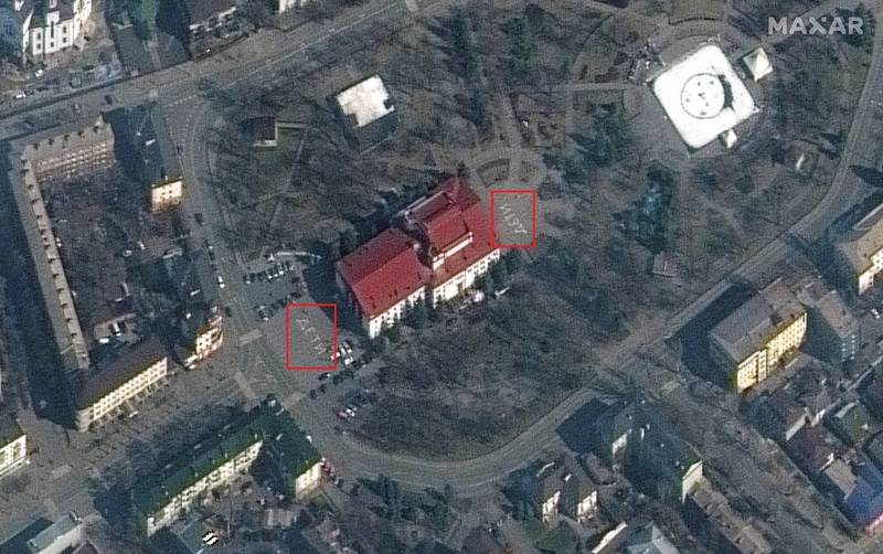 這張攝於3月14日的衛星影像顯示，馬立波劇院外地面上寫著大大的俄文「дети」（小孩），以標示建築物內有小孩避難，卻仍遭慘烈轟炸。（路透）