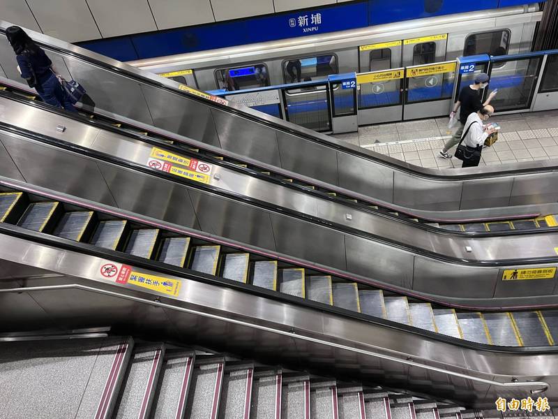 台北捷運新埔站日前發生電梯無預警下滑、導致30人摔成一團的嚴重意外。（資料照）