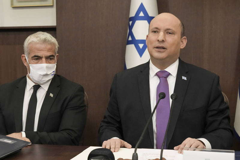 以色列总理班奈特（右）与外交部长拉皮德（左）届时都将前往议会，聆听泽伦斯基演说。（欧新社）(photo:LTN)