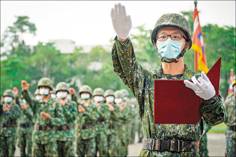 四個月軍事訓練役是否延長，國防部副部長柏鴻輝昨表示，評估期不會超過一年。圖為軍事訓練役開訓典禮。（資料照）