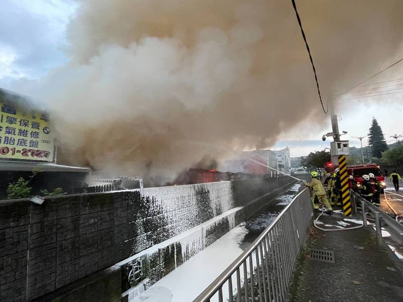 基隆市大武崙工業區一家鋰電池包裝廠今天清晨發生火警，火勢伴隨濃煙直竄天際。（記者林嘉東翻攝）