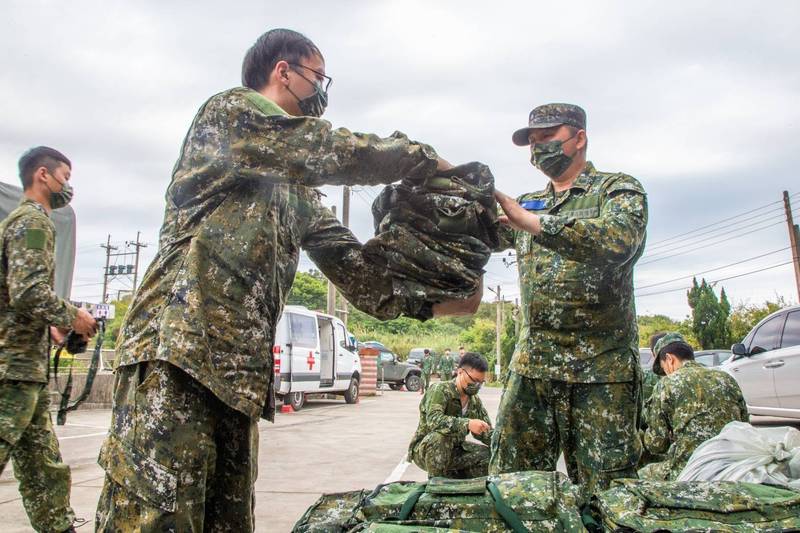陸軍206旅官兵收繳教召員個人裝備。（軍聞社提供）
