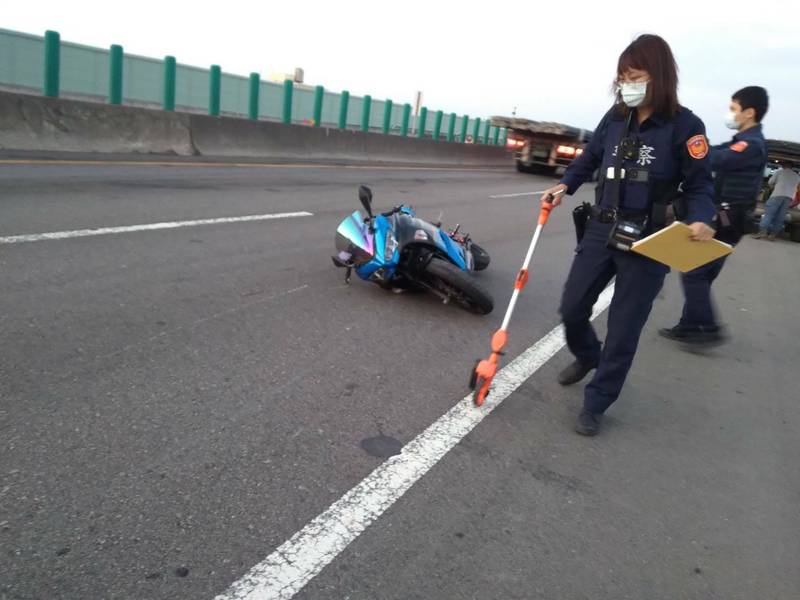 台61線西濱快速道路北上130.1公里苗栗縣苑裡鎮高架路段，今天傍晚發生重機車禍。（民眾提供）