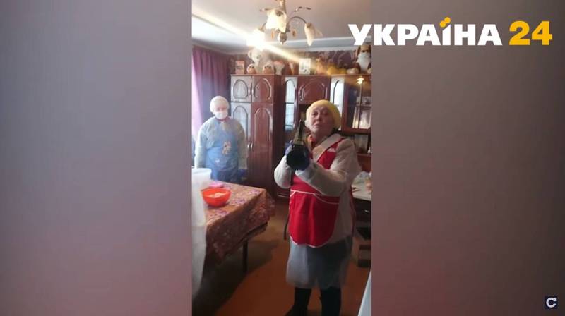 烏克蘭文尼察地區一位老阿嬤，拿著榴彈發射器錄影片，向俄國總統普廷嗆聲。（圖擷取自@Новости Сегодня官方YouTube）