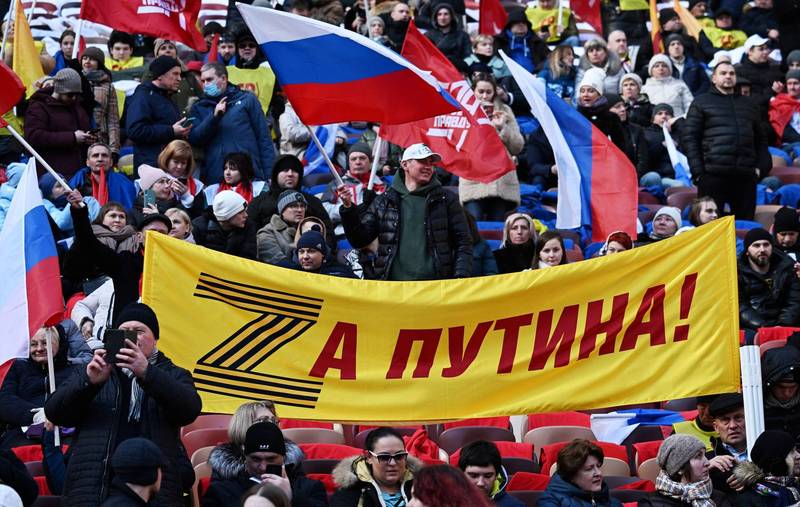集会现场许多民众高举俄罗斯国旗和总统普廷（Vladimir Putin）肖像，更有出现在侵乌战场上的亲俄「Z」符号出现。图为俄民众举起「为了普廷」（For Putin!）布条。（路透）(photo:LTN)