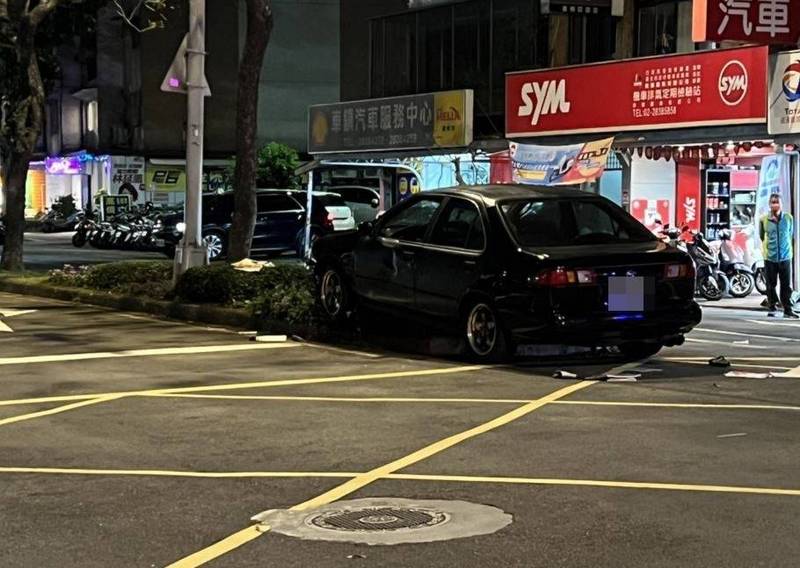 台北市天母發生重大車禍，簡男衝撞路人後再撞上分隔島。（記者劉慶侯翻攝）