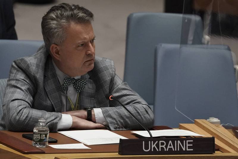 17日聯合國安理會上，烏克蘭駐聯合國大使基斯提亞就烏克蘭婦女、兒童合老人遭俄軍殺害一事質問俄駐聯大使涅班濟亞。（美聯社）