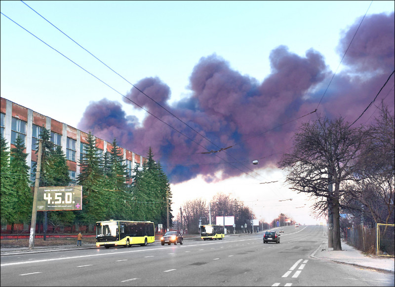 烏西大城利維夫18日遭俄軍飛彈襲擊，一個飛機修護廠爆炸，濃煙瀰漫。（法新社）