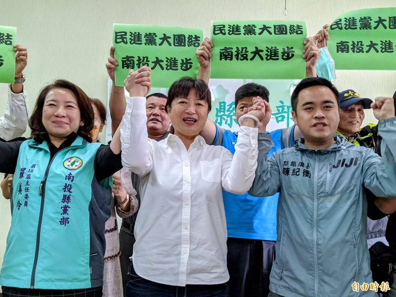 民進黨南投縣長人選出爐，集集鎮長陳紀衡（右）宣布退出選戰，行政院中部聯合服務中心執行長蔡培慧（中），將代表民進黨角逐南投縣長寶座。（記者劉濱銓攝）