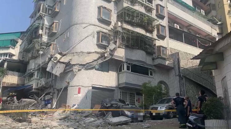 台北市文山區再興社區今下午1時許驚傳陽台外牆坍塌，初估至少波及2輛汽車；警、消人員獲報到場，緊急疏散社區70多名住戶。（記者闕敬倫翻攝）