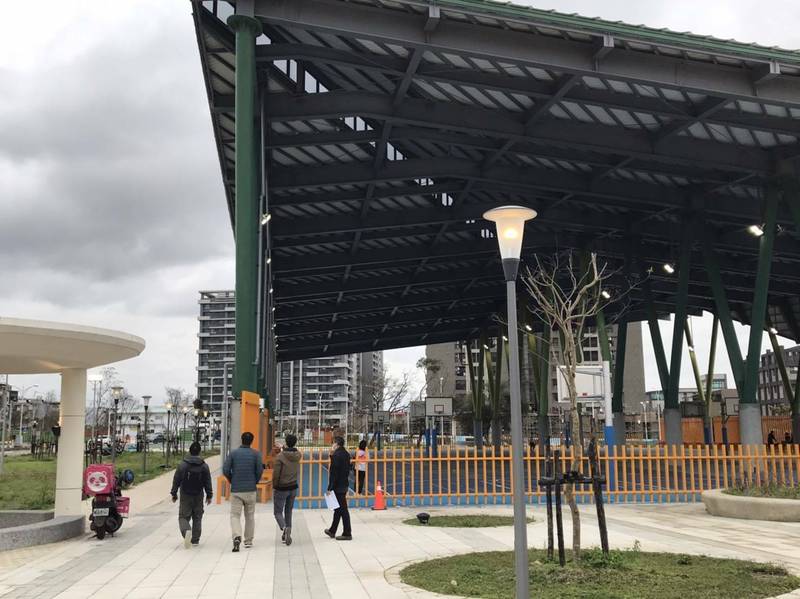 新竹縣湖口鄉終於擁有一座大型運動場館—王爺壟運動公園，但去年4月竣工後又再辦理改善工程，縣府近日移交湖口鄉公所，預計本月29日正式啟用。（記者廖雪茹攝）