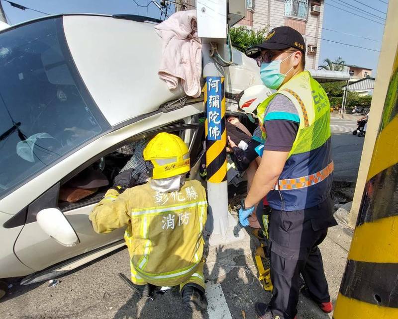 北斗發生對撞車禍，一車輛遭撞翻覆後卡在貼有阿彌陀佛的號誌燈桿，車上3人都幸運未受重傷。（民眾提供）