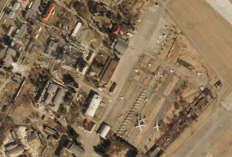 衛星照顯示利沃夫國際機場遭俄軍空襲後的損壞情況。（美聯社）