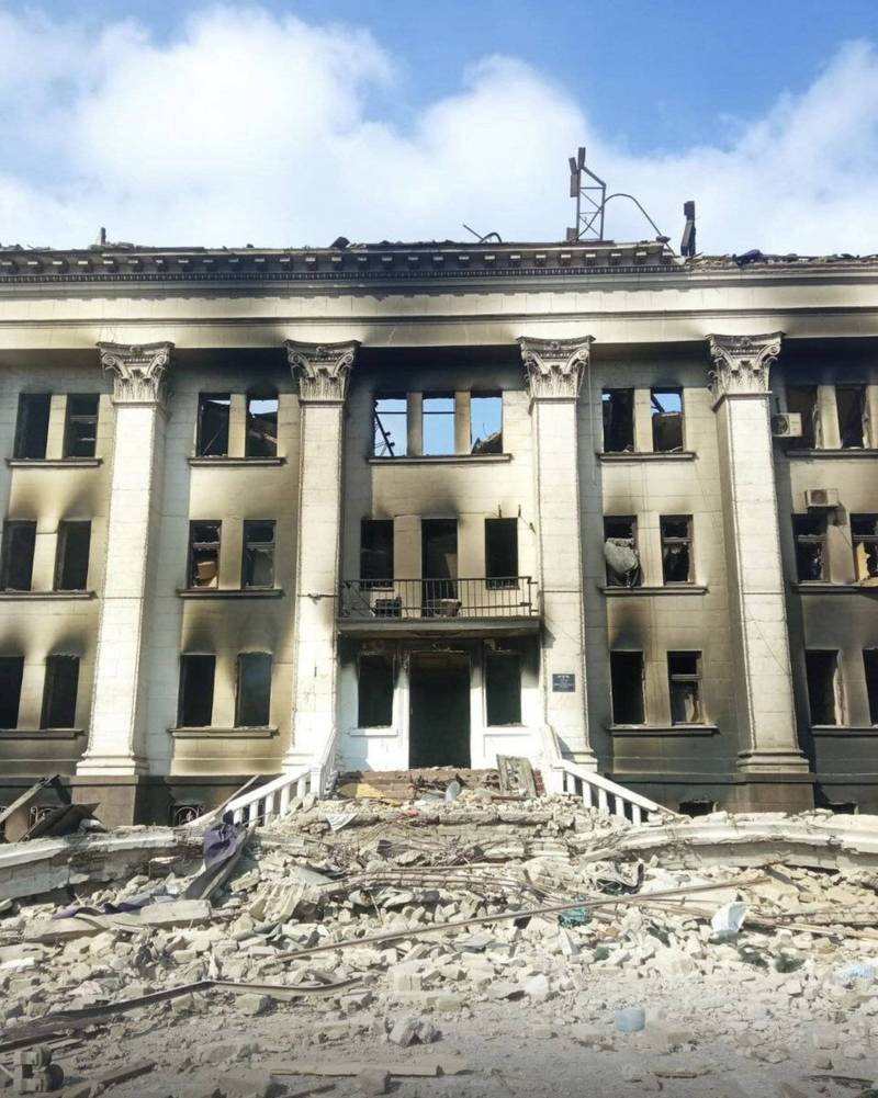 乌克兰马立波一处剧院收容民众避难，却还是遭到俄军轰炸，目前有130人获救，但仍有数百人受困。（美联社）(photo:LTN)