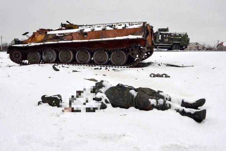 基辅军方单位19日指出，俄罗斯入侵乌克兰以来，至今已拘押127名破坏份子，查获14个渗透组织。图为被摧毁的俄军坦克及丧命的俄军。（法新社）(photo:LTN)