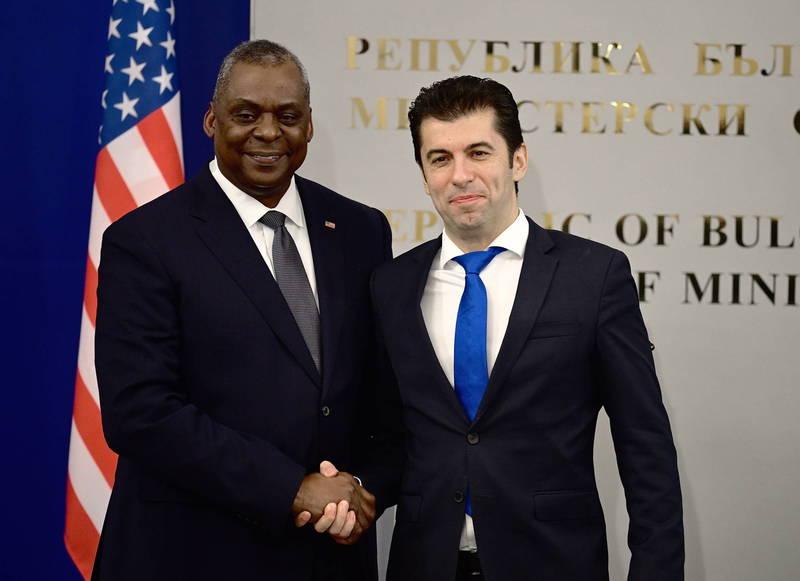 在与美国国防部长奥斯汀（Lloyd Austin，左）的联合记者会上，保加利亚总理佩特科夫（Kiril Petkov，右）表示：「美国已经同意支援史崔克部队，这对我们北约全体成员而言是一个强而有力的信号。」（欧新社）(photo:LTN)