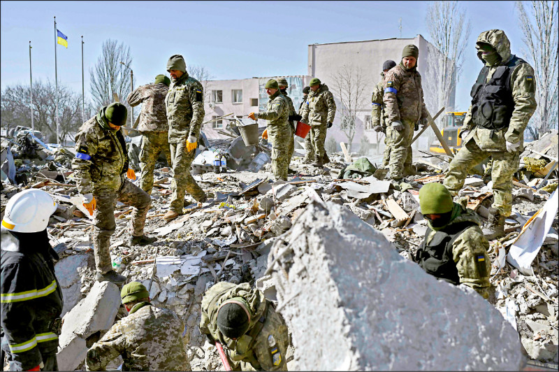 乌南城市尼古拉耶夫北方的一处乌国军营，十八日遭到多枚俄军火箭攻击，营区彻底毁灭，目前已挖出五十具尸体，估计营区内两百多名军人恐有百人遇害。（法新社）(photo:LTN)