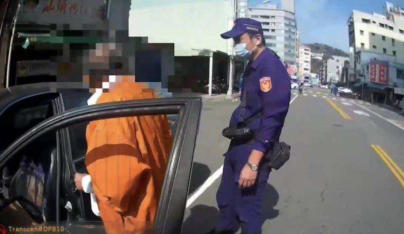 屏檢通緝犯鍾男開車逆向違規闖汽車單行道，雄警攔車他佯稱送鱔魚想逃被逮。（民眾提供）