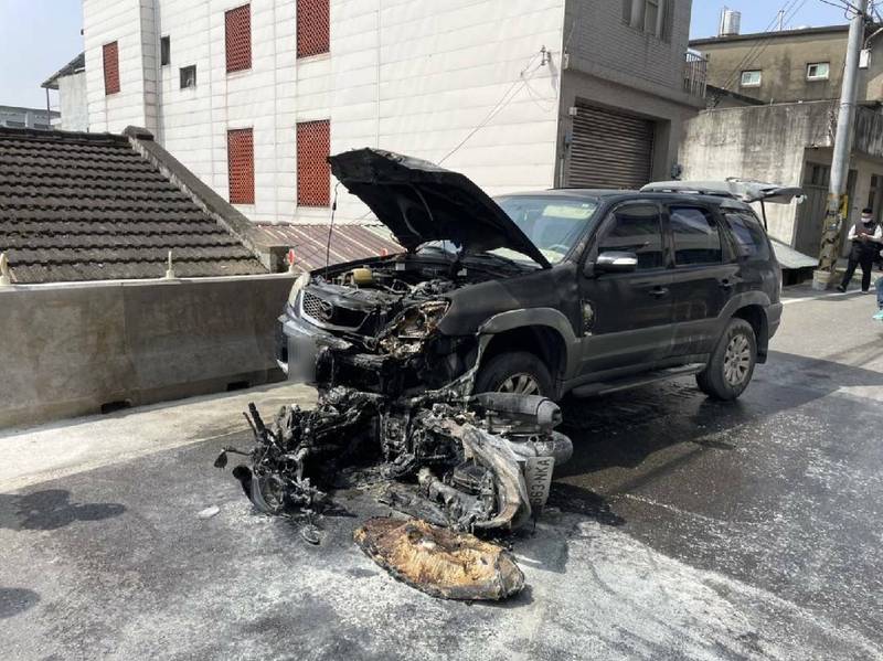 一輛黑色休旅車和一輛普通重型機車發生碰撞後，機車卡在休旅車前保險桿拖行，進而起火；因火勢猛烈，整輛機車瞬間燃燒只剩下骨架。（記者廖雪茹翻攝）