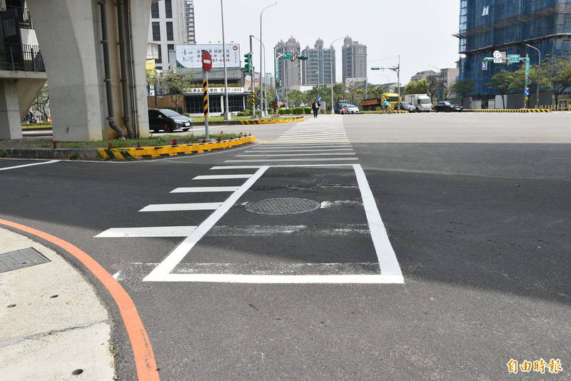 中壢區高鐵南路二段、領航北路一段路口的機車待轉格,內縮到斑馬線上,引起用路人議論。(記者李容萍攝) 中壢區高鐵南路二段、領航北路一段路口的機車待轉格,內縮到斑馬線上,引起用路人議論。(記者李容萍攝)