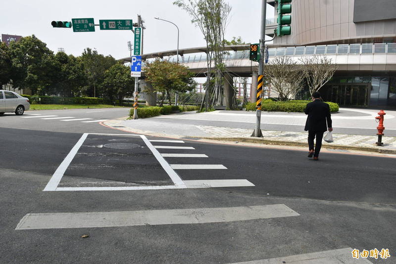 中壢區高鐵南路二段、領航北路一段路口的機車待轉格,內縮到斑馬線上,引起用路人議論。(記者李容萍攝) 中壢區高鐵南路二段、領航北路一段路口的機車待轉格,內縮到斑馬線上,引起用路人議論。(記者李容萍攝)