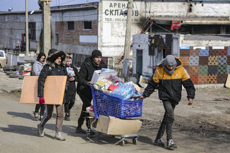 馬立波市議會指控，俄軍將上千名馬立波市民帶往俄國境內。圖為正在運送物資的馬立波市民。（美聯社）