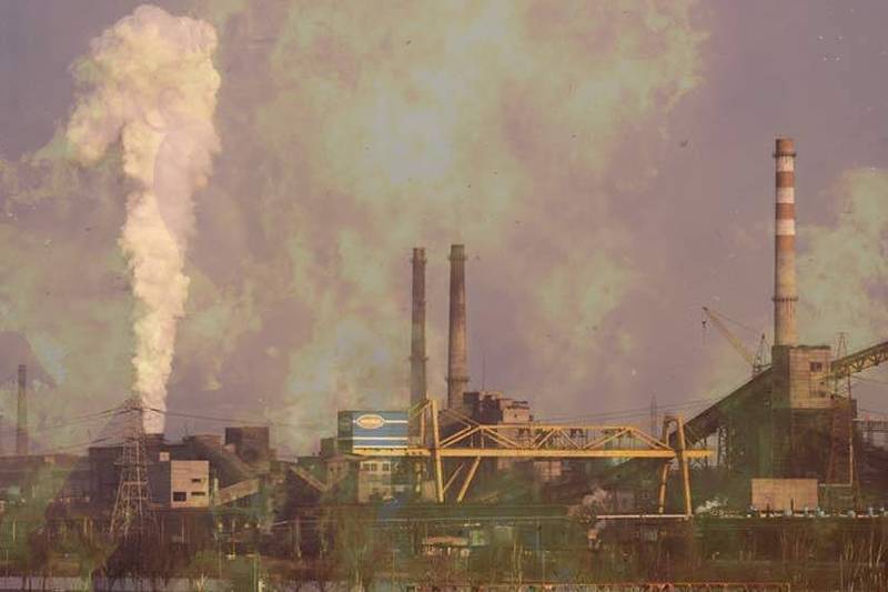 烏克蘭馬立波一座歐洲最大煉鋼廠遭俄軍摧毀。（美聯社、歐新社；本報合成）