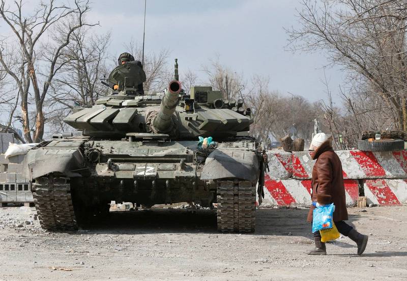 俄軍持續在烏克蘭境內推進，馬立波更已被圍困多日。圖為馬立波市民與親俄民兵戰車。（路透）