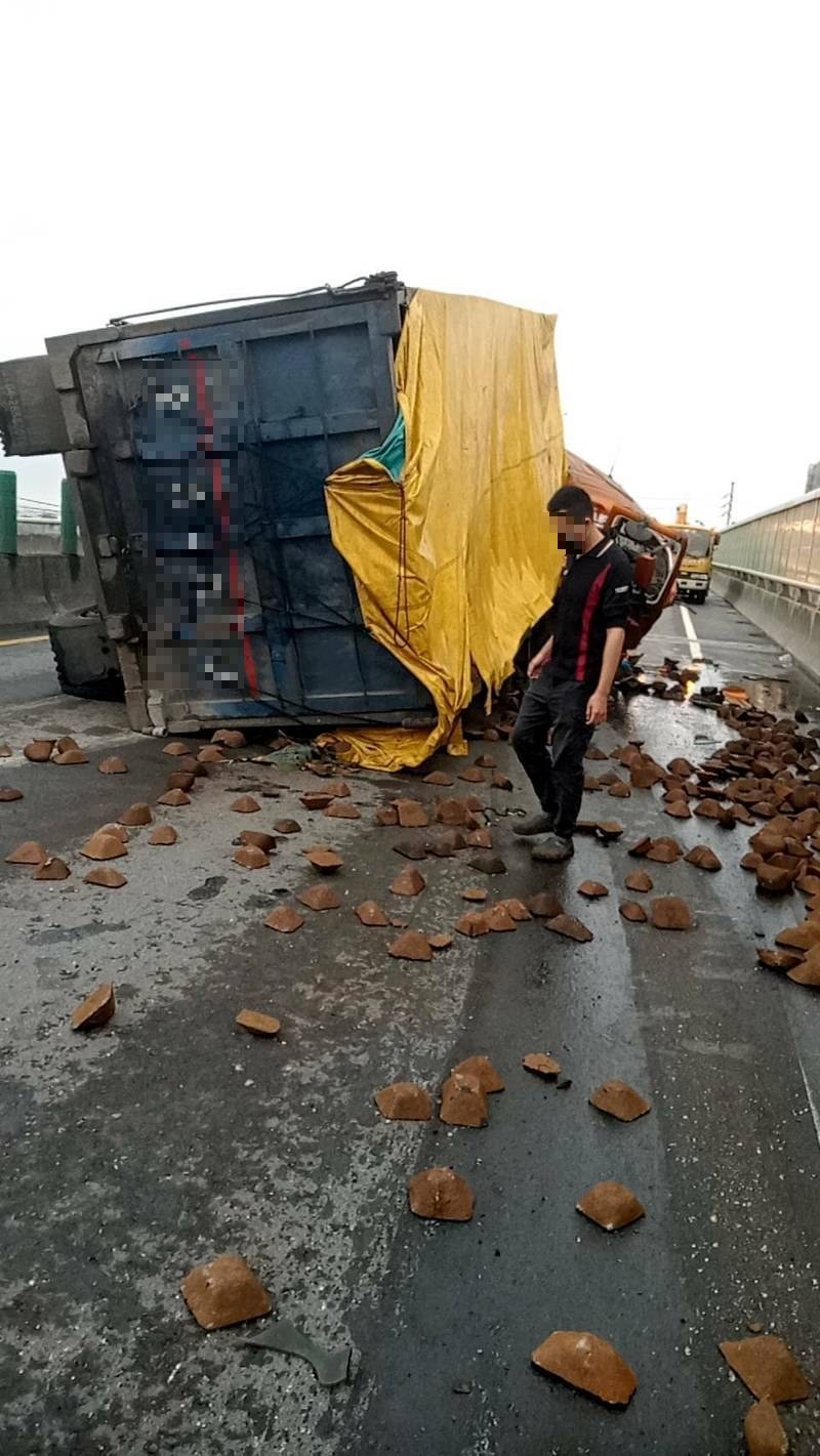 邱男駕駛的大貨車在西濱翻覆，幸未波及其他人車。（記者歐素美翻攝）