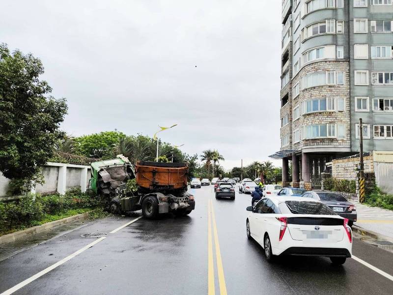 曳引車失控自撞圍牆駕駛昏迷 花蓮縣 自由時報電子報 曳引車失控自撞圍牆駕駛昏迷 花蓮縣 自由時報電子報