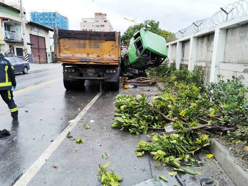 曳引車失控自撞圍牆駕駛昏迷 花蓮縣 自由時報電子報 曳引車失控自撞圍牆駕駛昏迷 花蓮縣 自由時報電子報