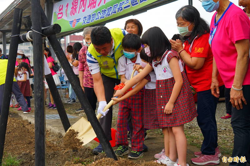 三工處今天舉行植樹儀式，鄉長鍾慶鎮與學童合力植樹。（記者陳彥廷攝）